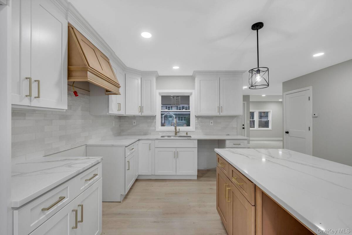 #8 photo, 1911 Carroll Avenue, Merrick , NY 11566