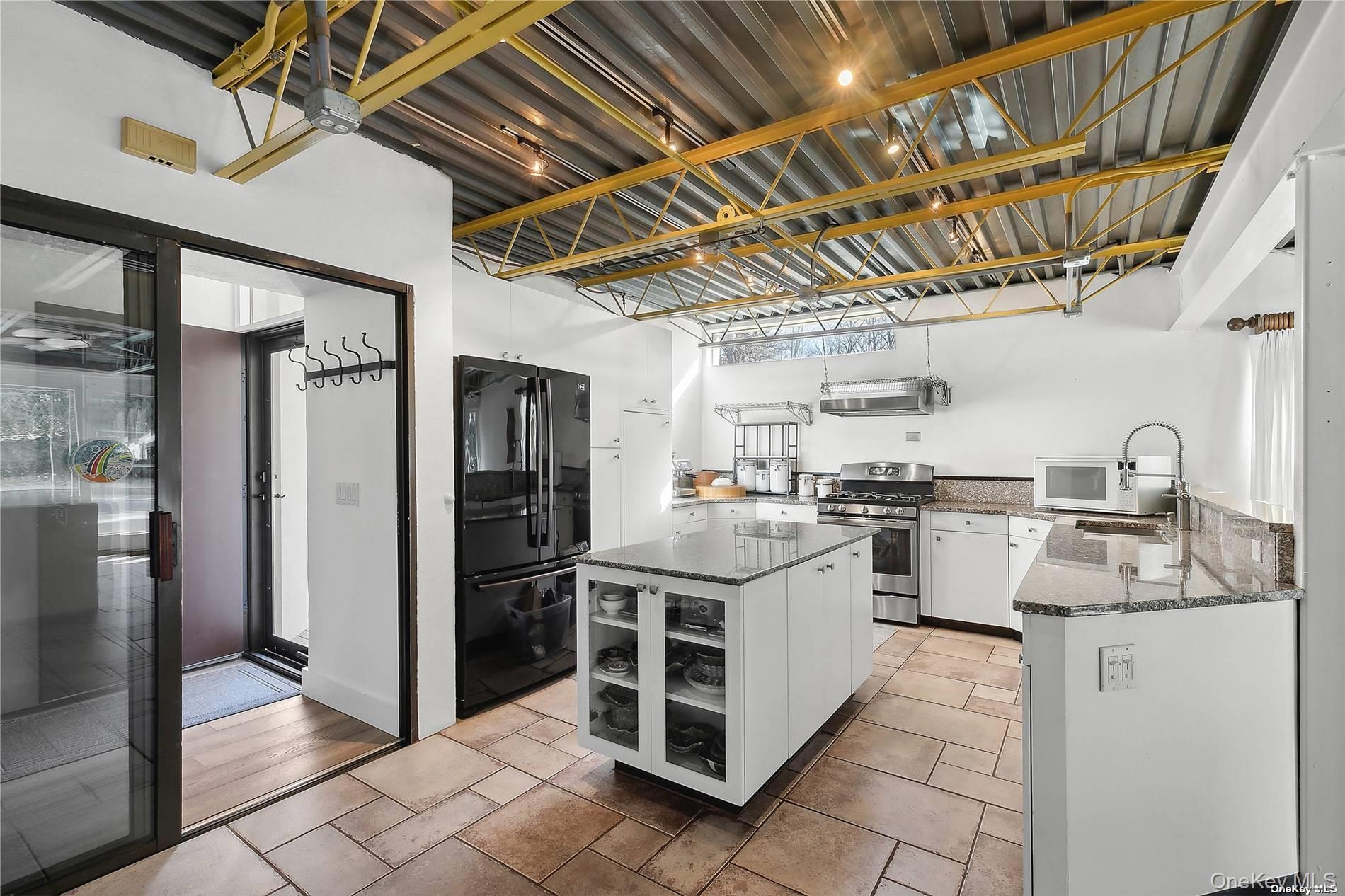 #7 photo, 162 Middle Line, Southampton , NY 11968