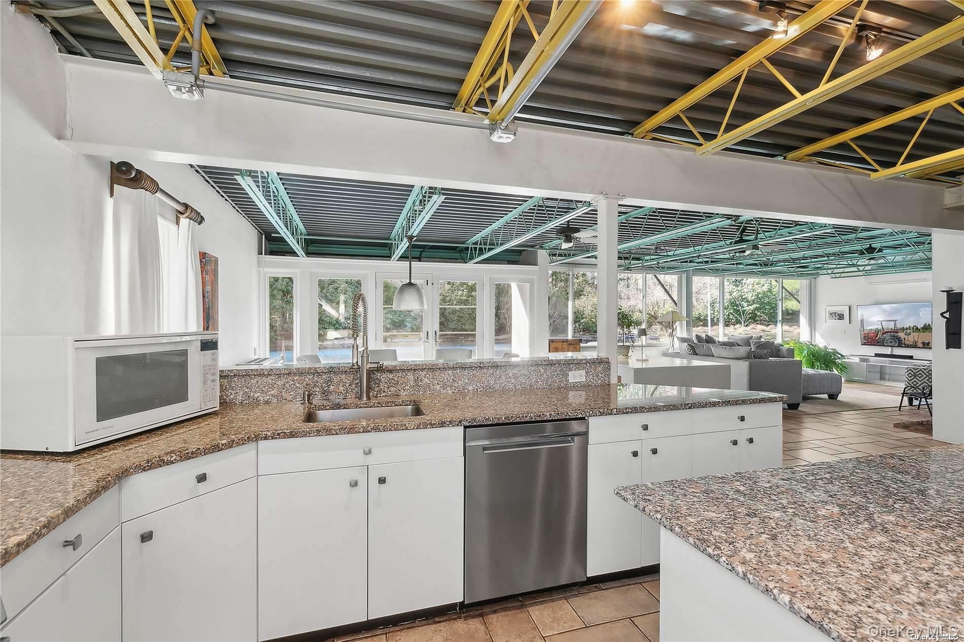 #8 photo, 162 Middle Line, Southampton , NY 11968