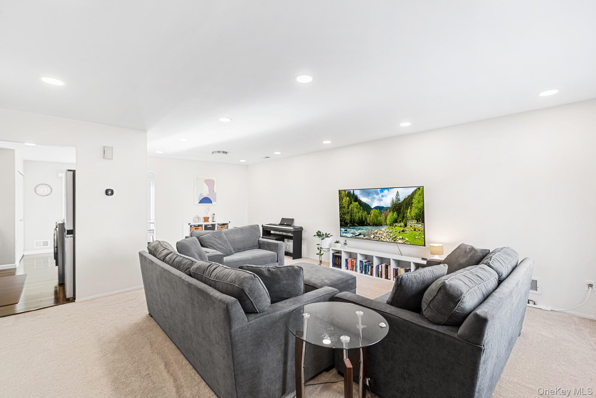 #4 photo, 28 Berry Court, Staten Island , NY 10309