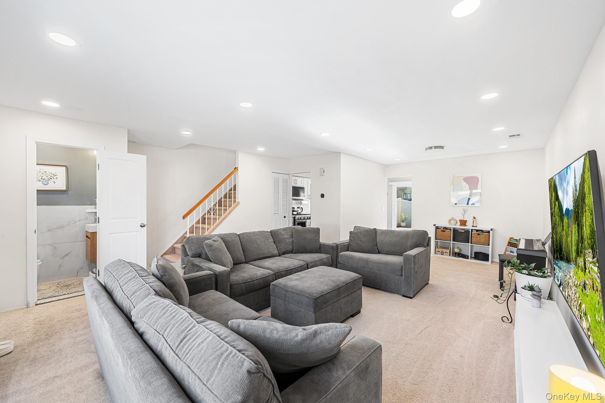 #5 photo, 28 Berry Court, Staten Island , NY 10309