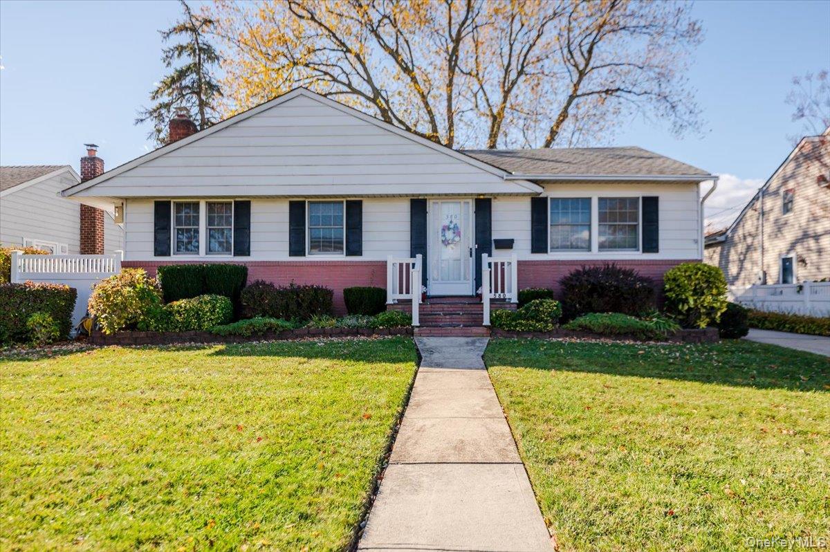 #1 photo, 580 Heathcliff Drive, Seaford , NY 11783