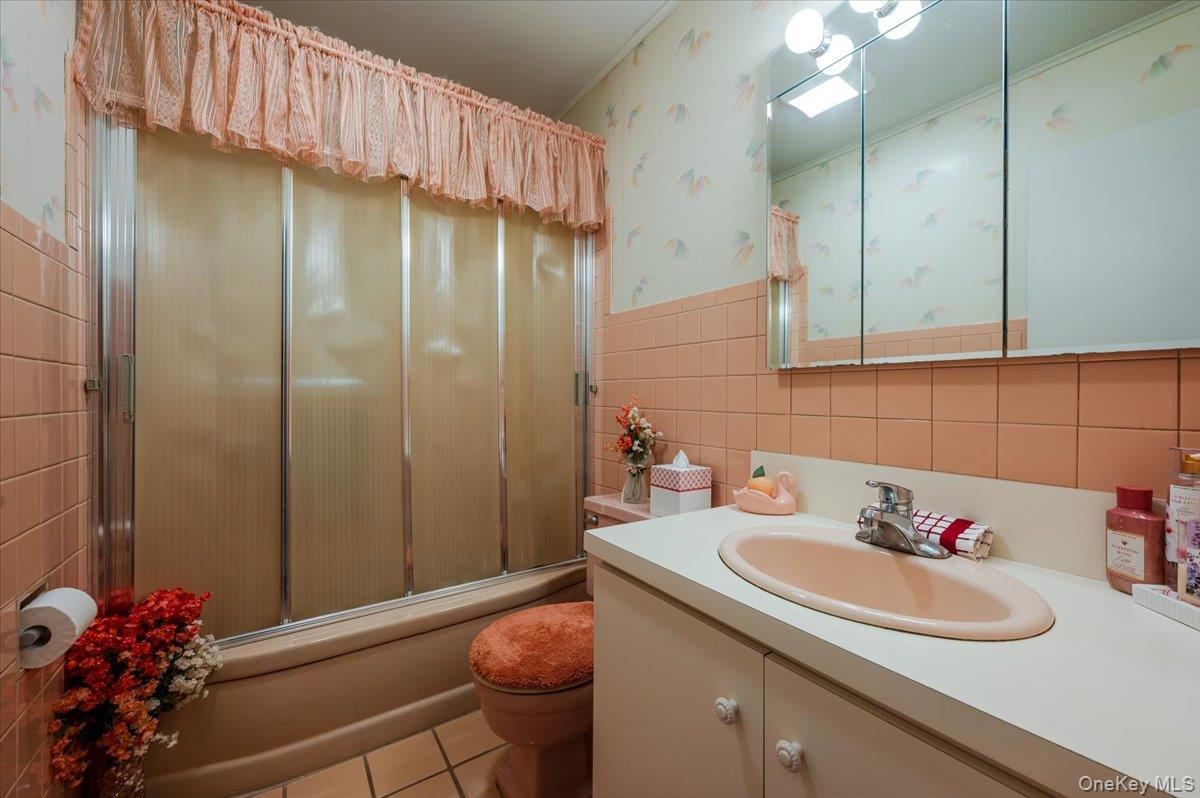 #15 photo, 580 Heathcliff Drive, Seaford , NY 11783