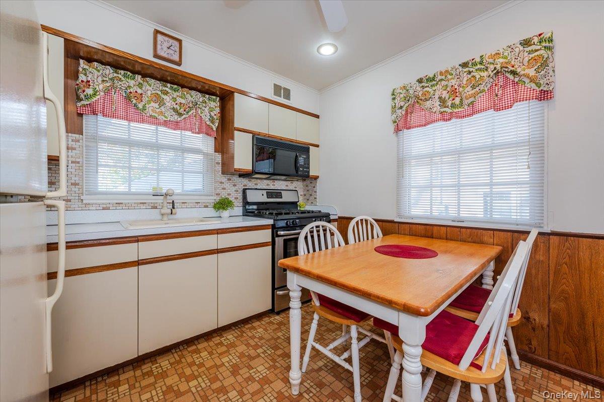 #6 photo, 580 Heathcliff Drive, Seaford , NY 11783