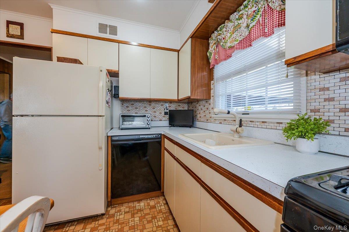 #7 photo, 580 Heathcliff Drive, Seaford , NY 11783