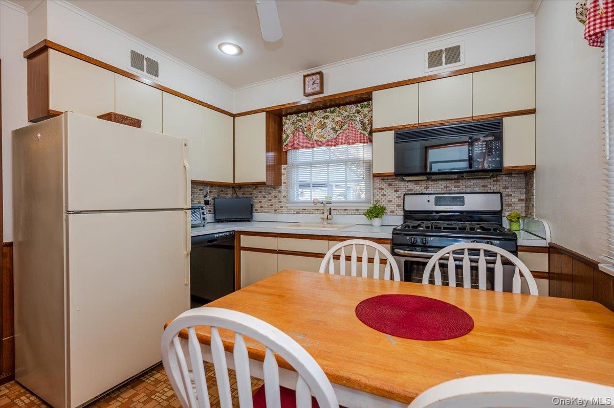 #8 photo, 580 Heathcliff Drive, Seaford , NY 11783