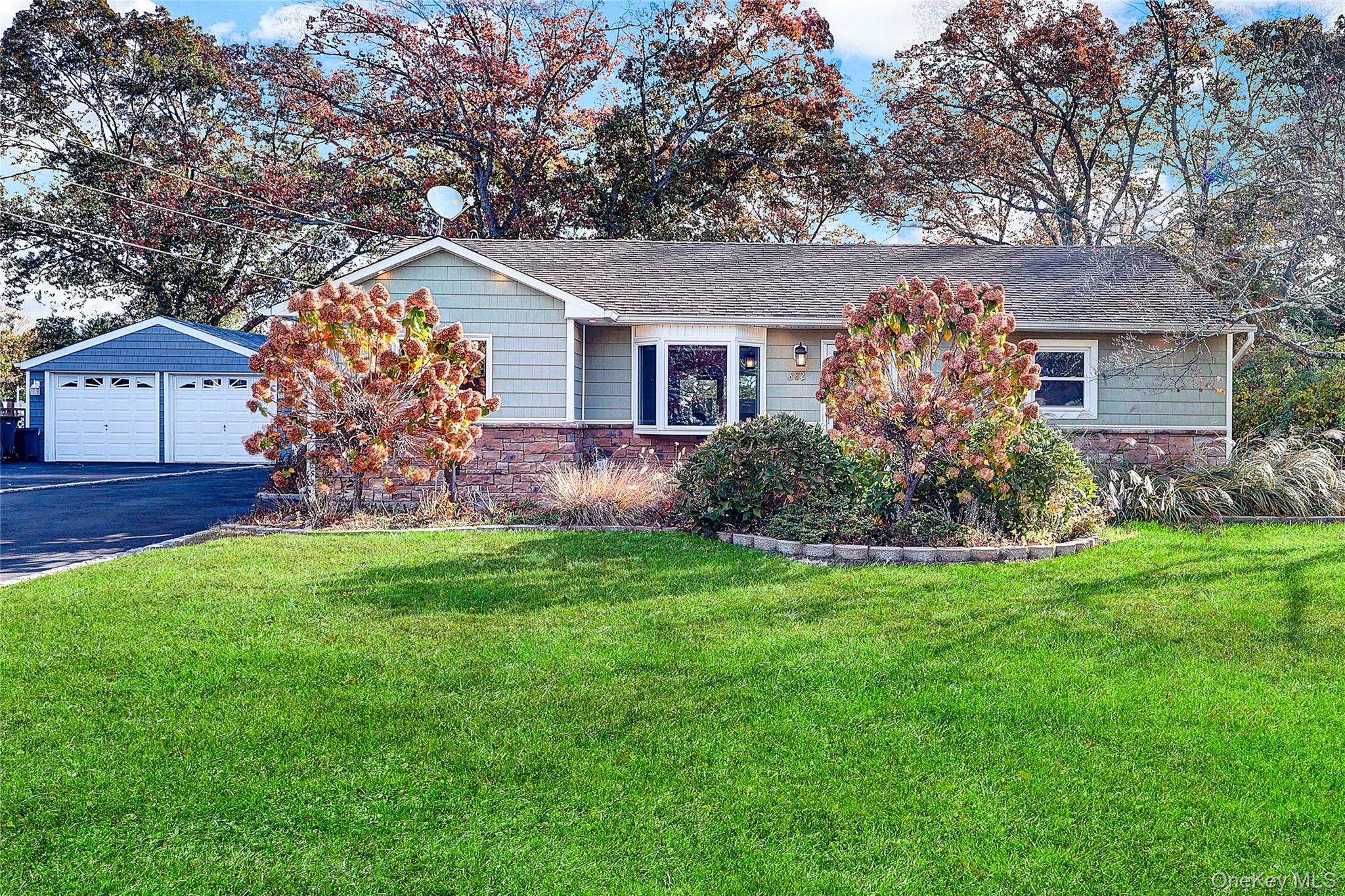 #1 photo, 882 Ocean Avenue, West Islip , NY 11795