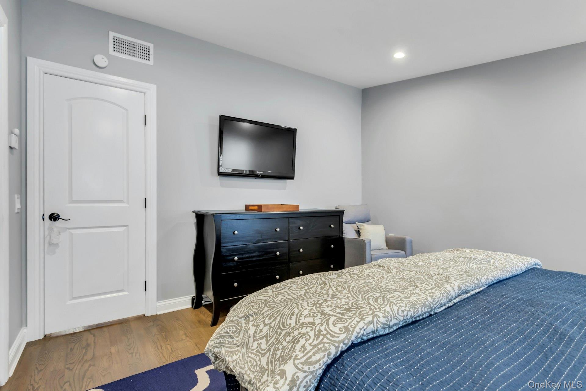 #16 photo, 5 Cody Avenue, Glen Head , NY 11545