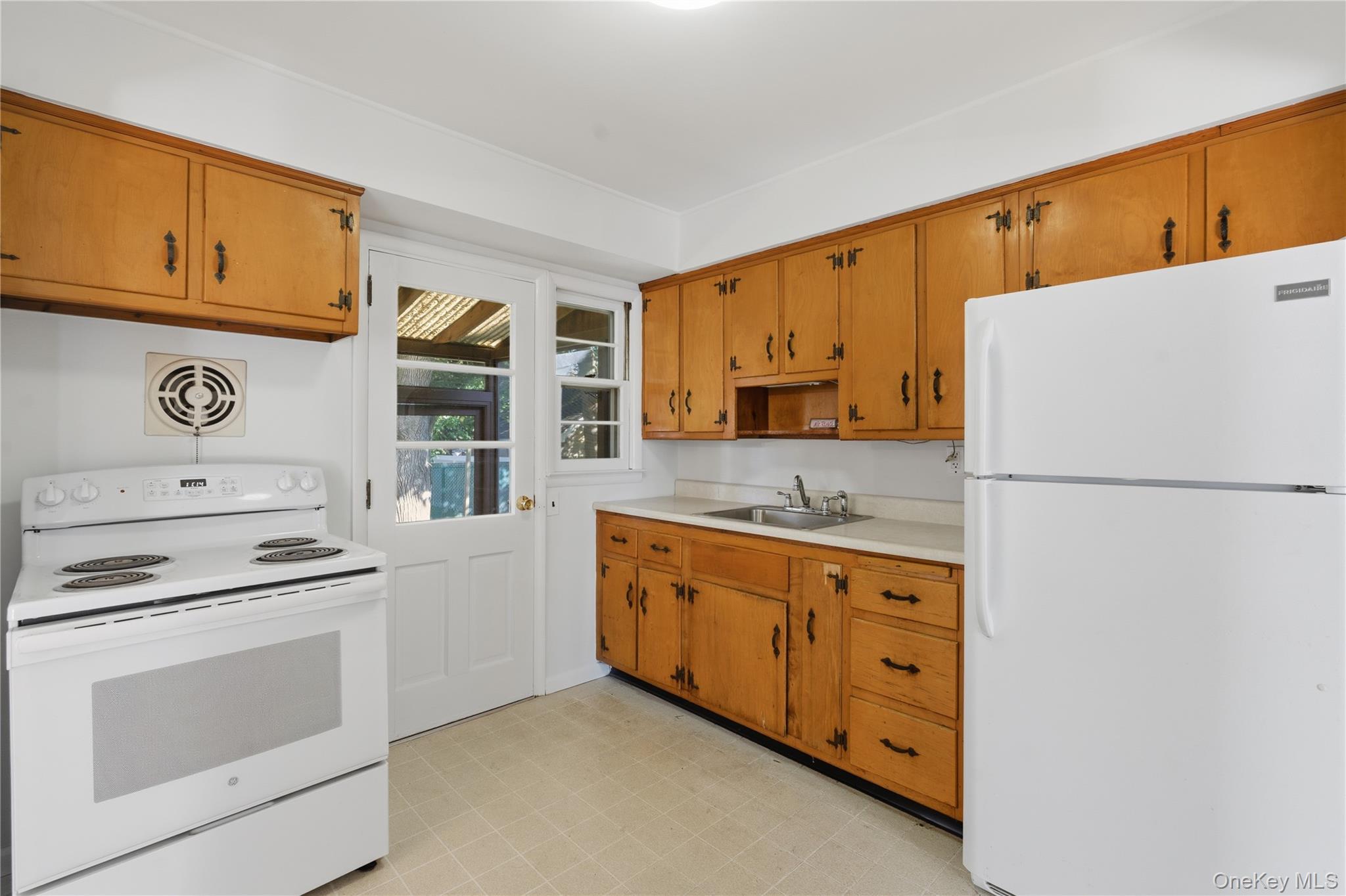 #3 photo, 65 Grant Avenue, Albertson , NY 11507