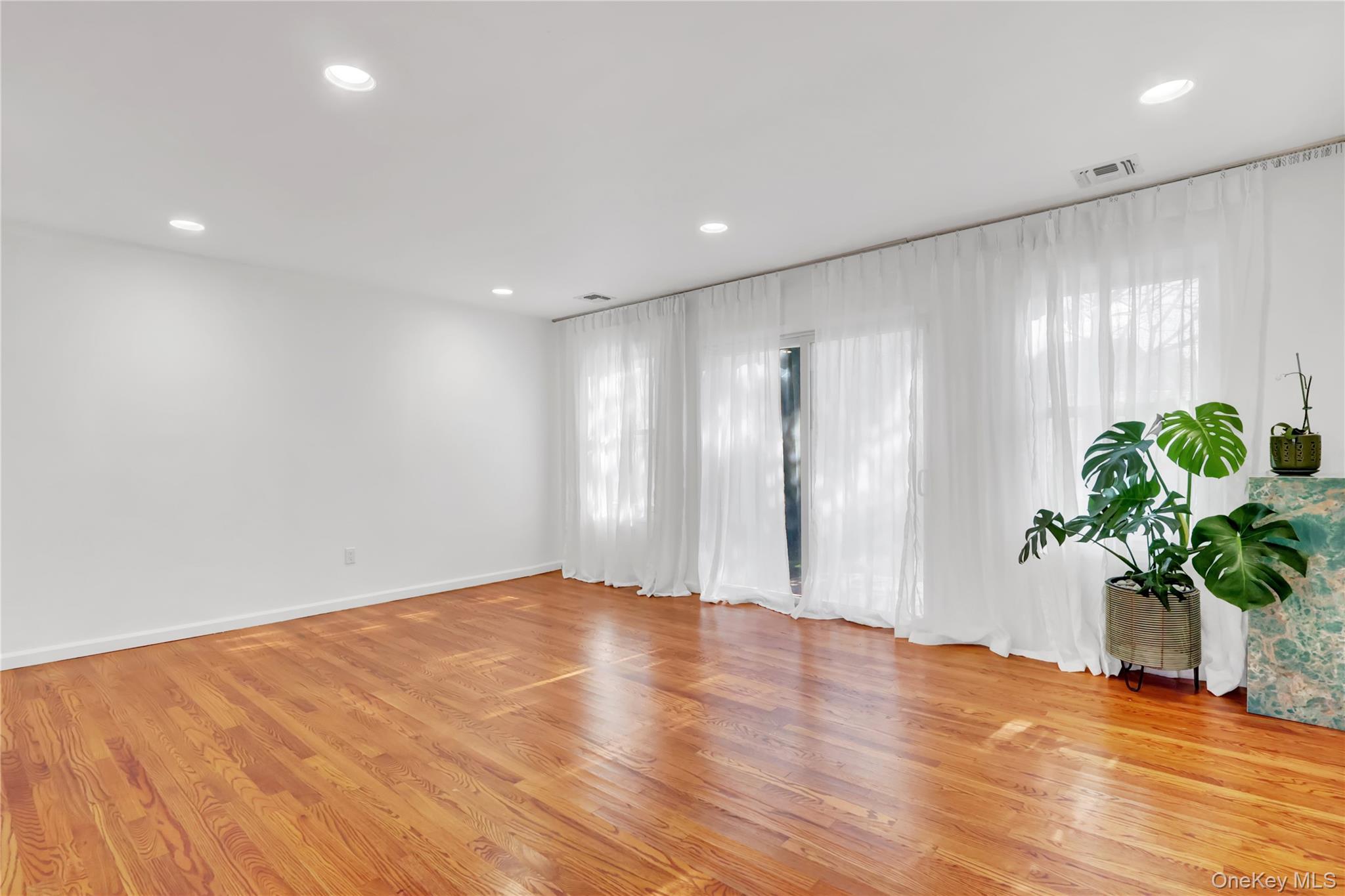 #18 photo, 2 Bluebird Dr, Syosset , NY 11791