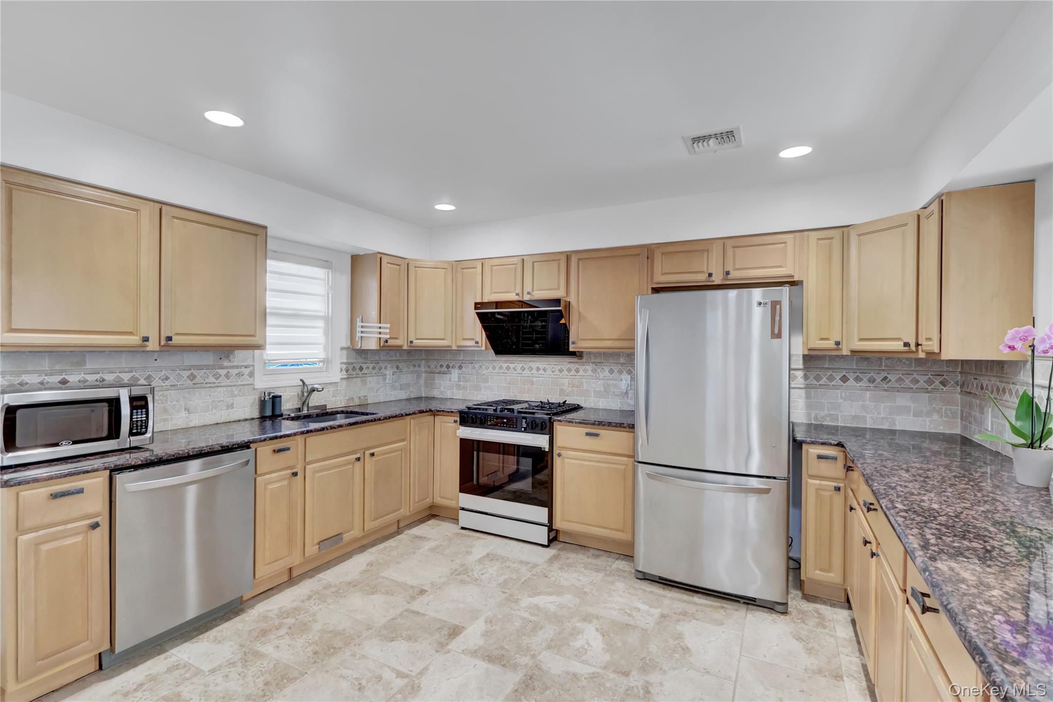 #7 photo, 2 Bluebird Dr, Syosset , NY 11791