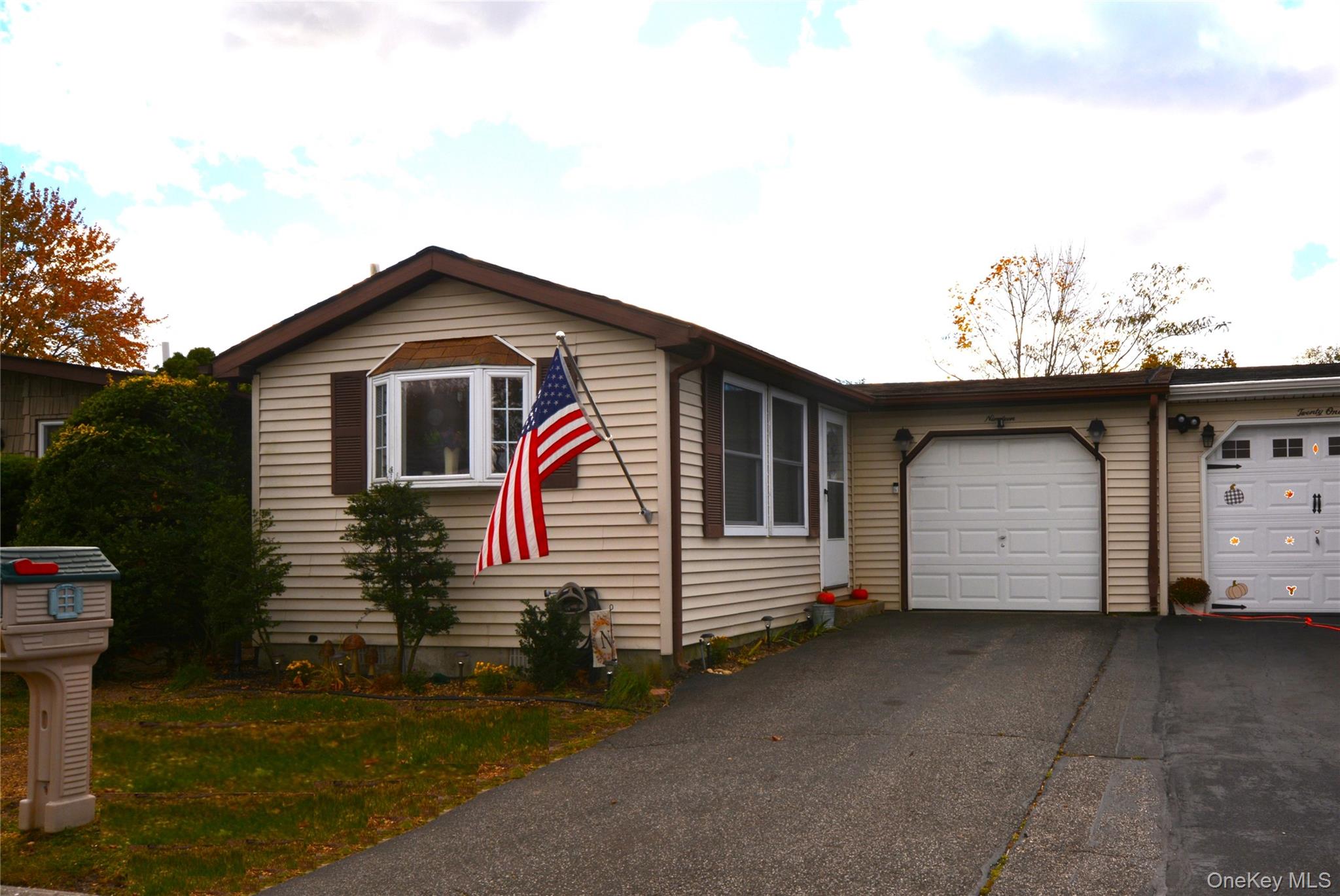 #1 photo, 19 Dogwood Lane, Manorville , NY 11949