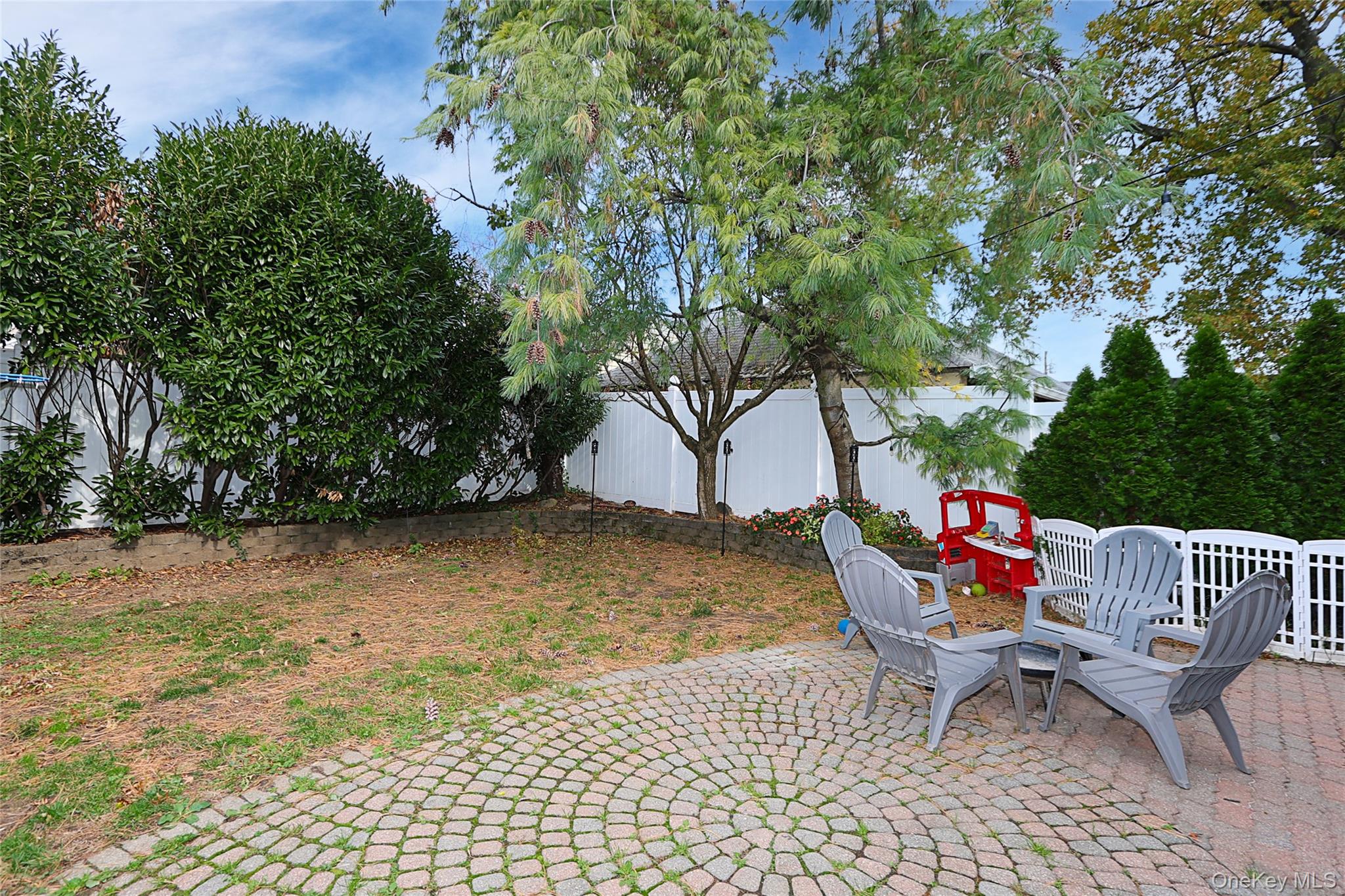 #19 photo, 83 Lexington Avenue, Westbury , NY 11590