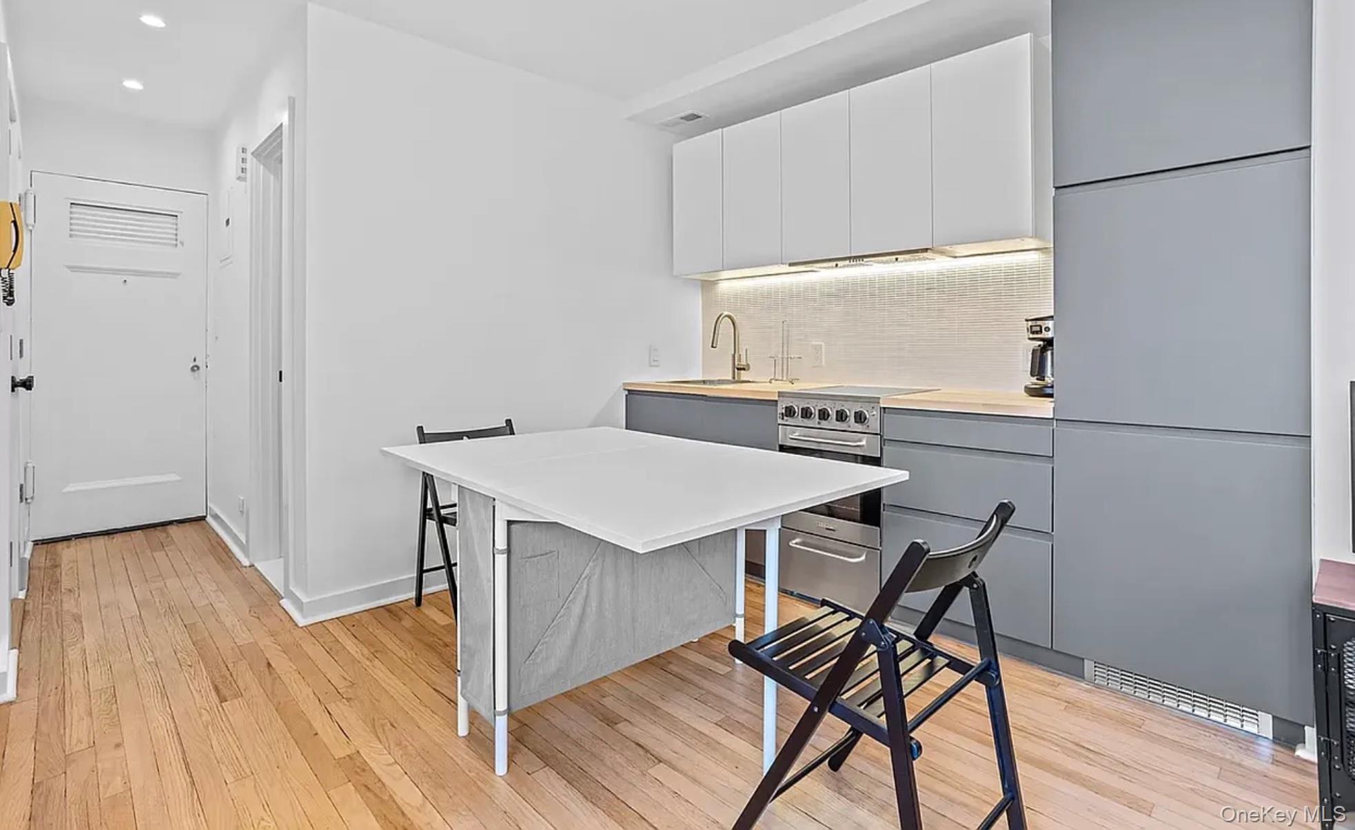 #12 photo, 304 E 41st Street, New York (Manhattan) , NY 10017