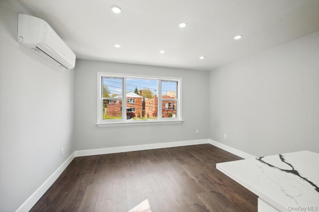 #11 photo, 224 W 252nd Street, Bronx , NY 10471