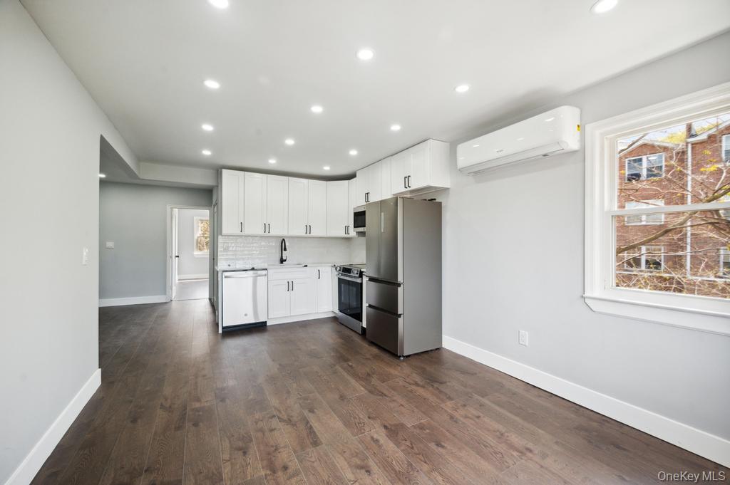 #3 photo, 224 W 252nd Street, Bronx , NY 10471