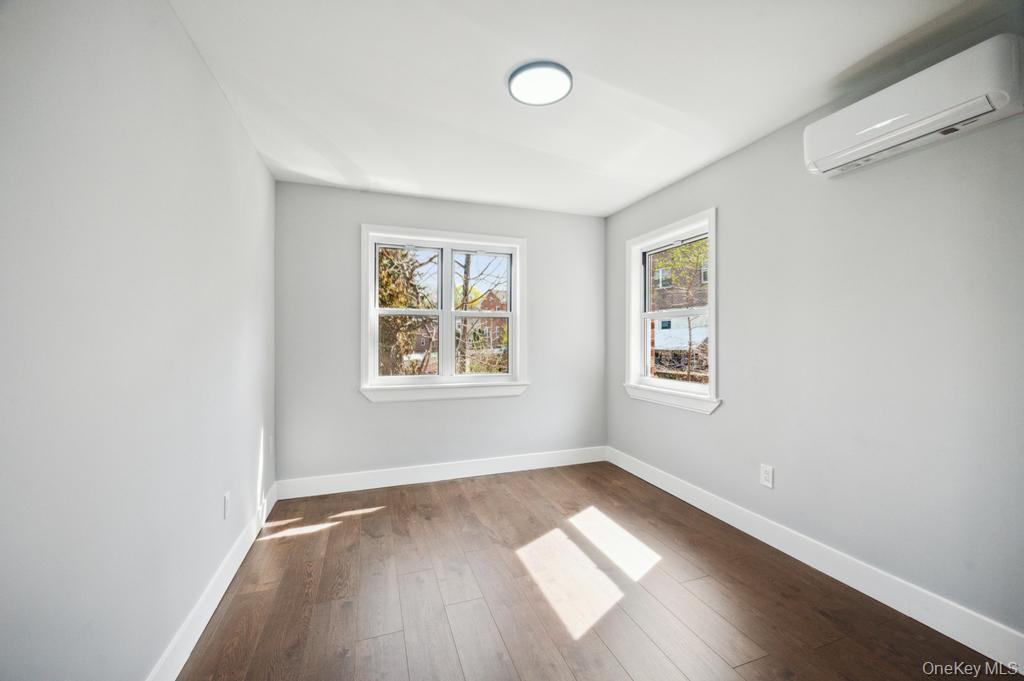 #5 photo, 224 W 252nd Street, Bronx , NY 10471