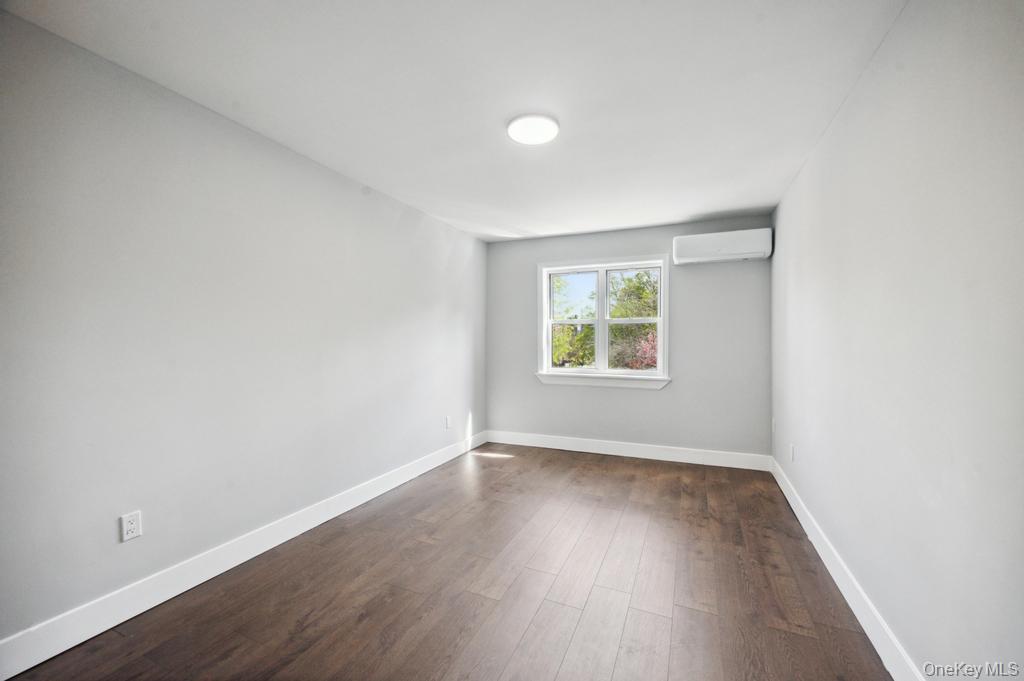 #6 photo, 224 W 252nd Street, Bronx , NY 10471