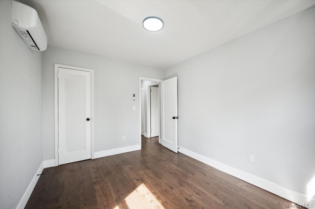 #7 photo, 224 W 252nd Street, Bronx , NY 10471