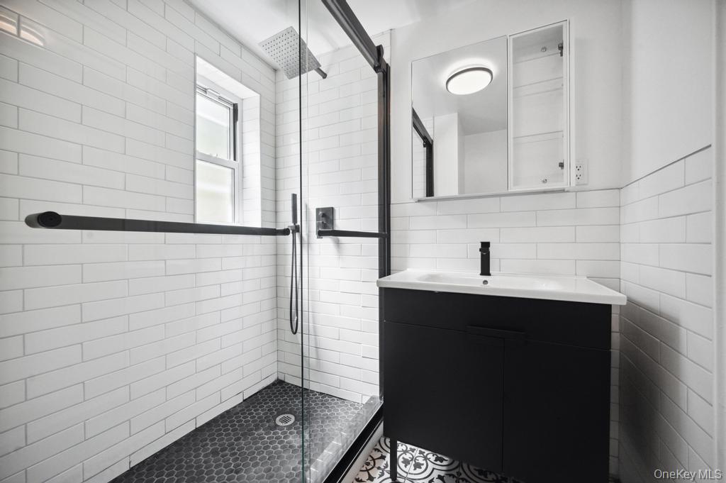 #8 photo, 224 W 252nd Street, Bronx , NY 10471