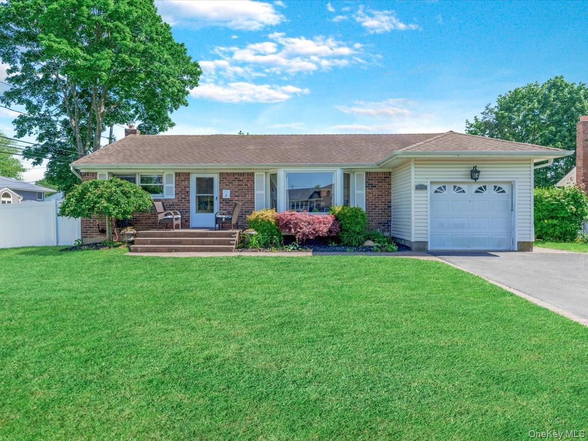 #1 photo, 4 Whitebirch Lane, Commack , NY 11725