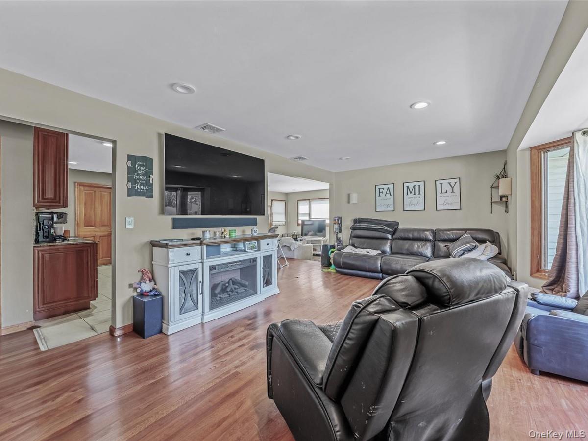 #2 photo, 4 Whitebirch Lane, Commack , NY 11725