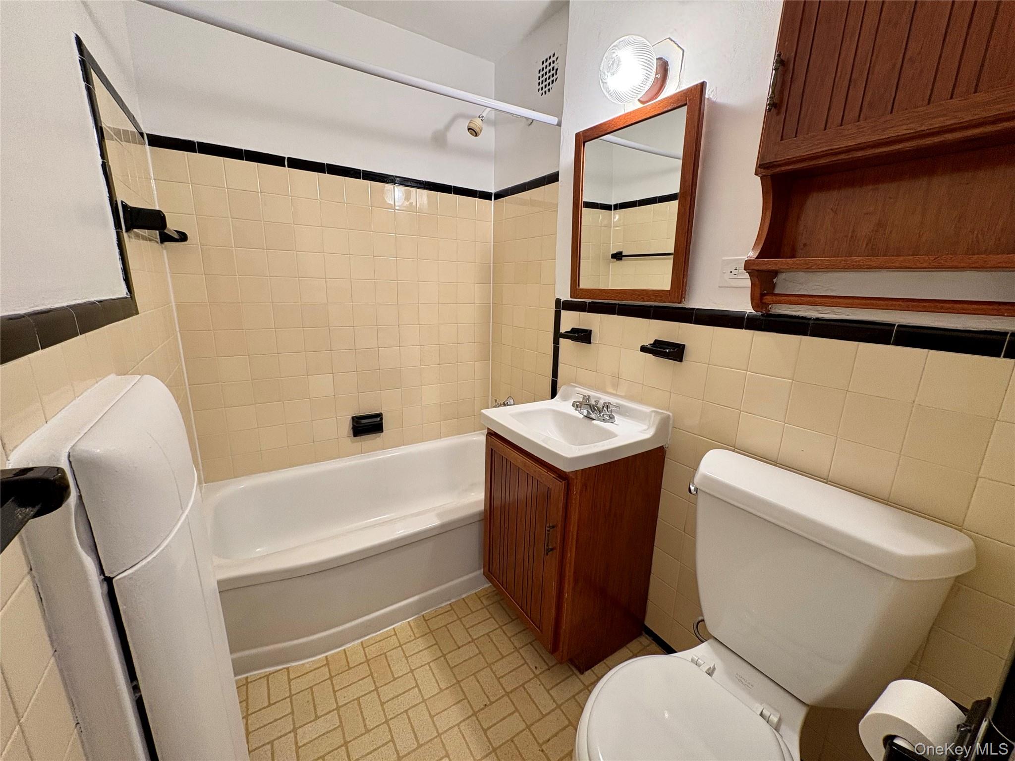 #8 photo, 98-41 64th Road, Rego Park , NY 11374