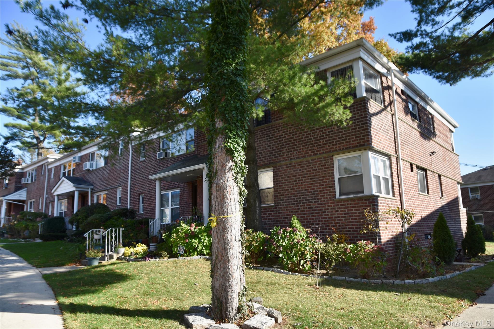 #17 photo, 198-44 Pompeii Avenue, Hollis , NY 11423