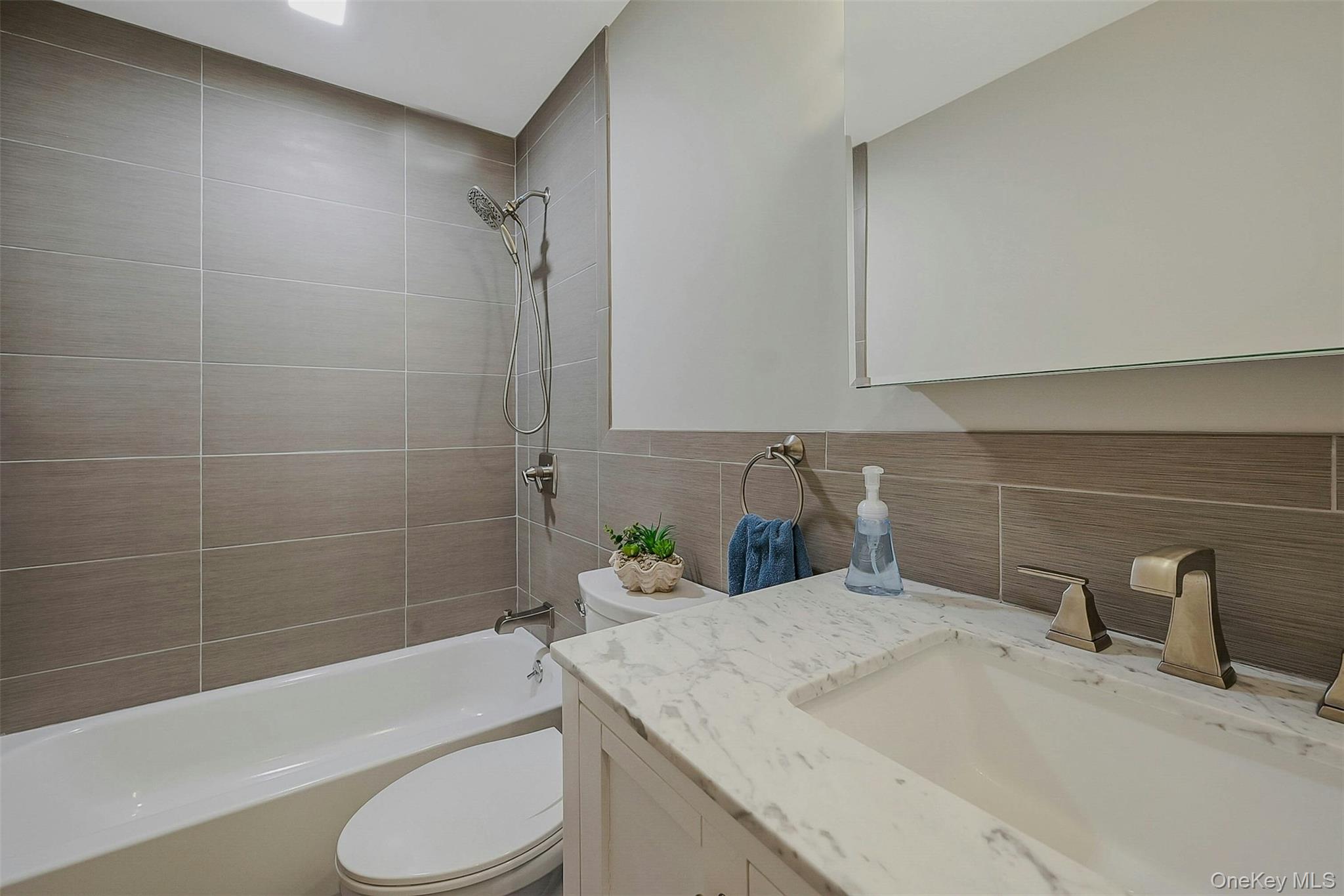 #19 photo, 30 W Shore Road, Oakdale , NY 11769