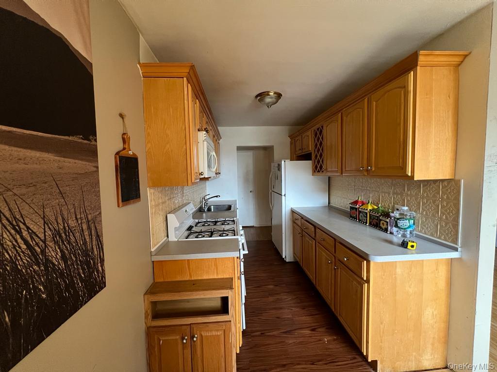 #5 photo, 120 Horton Highway, Mineola , NY 11501