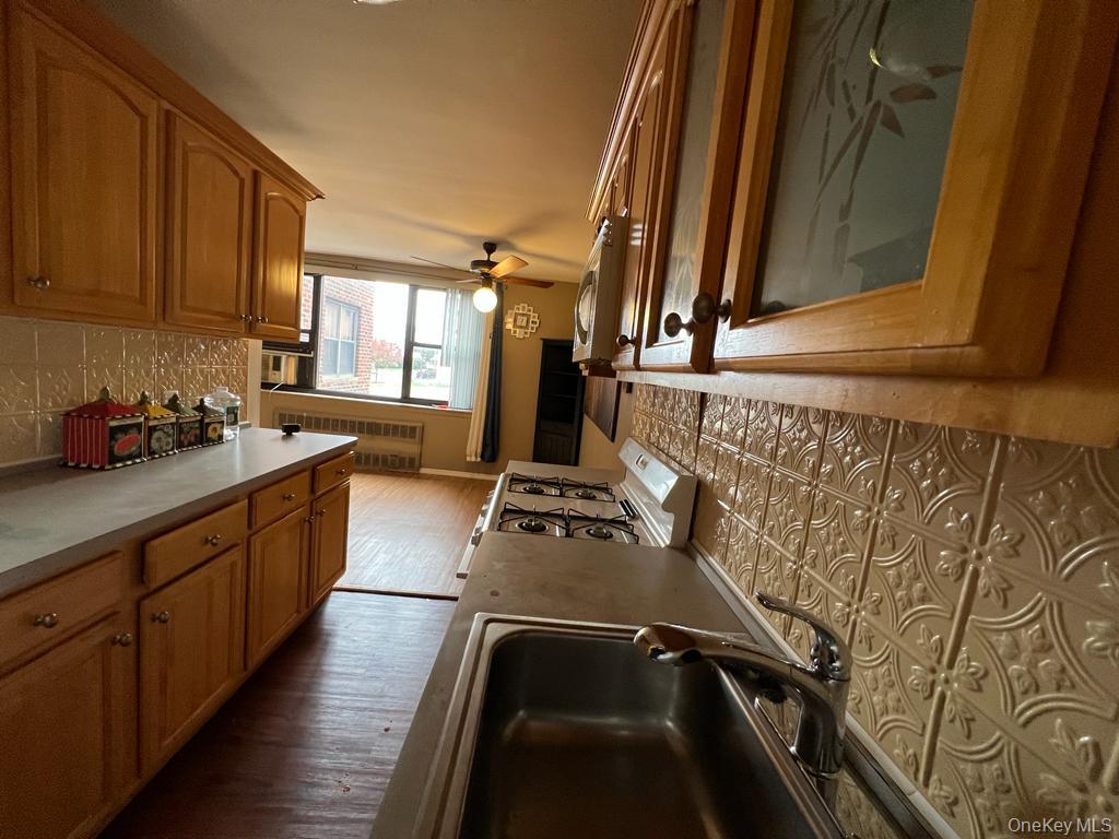 #7 photo, 120 Horton Highway, Mineola , NY 11501