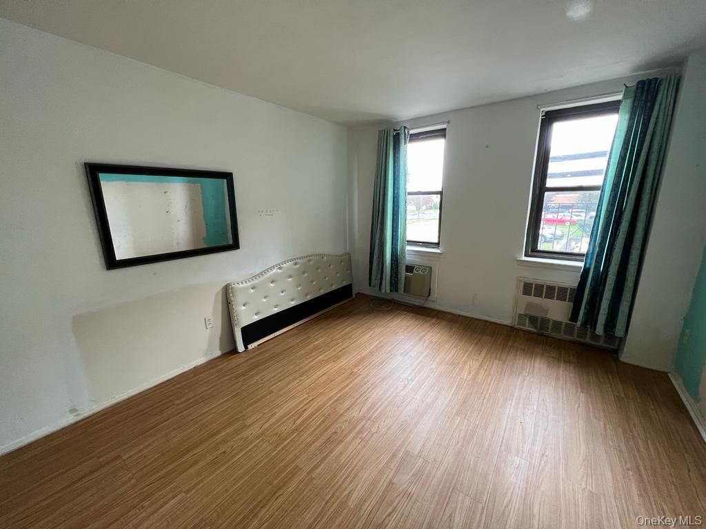 #8 photo, 120 Horton Highway, Mineola , NY 11501