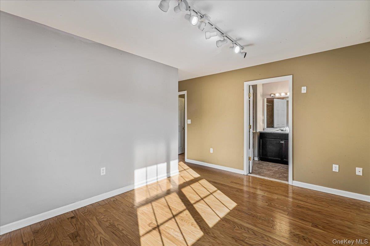 #13 photo, 122-16 Powells Cove Boulevard, קווינס College Point , NY 11356