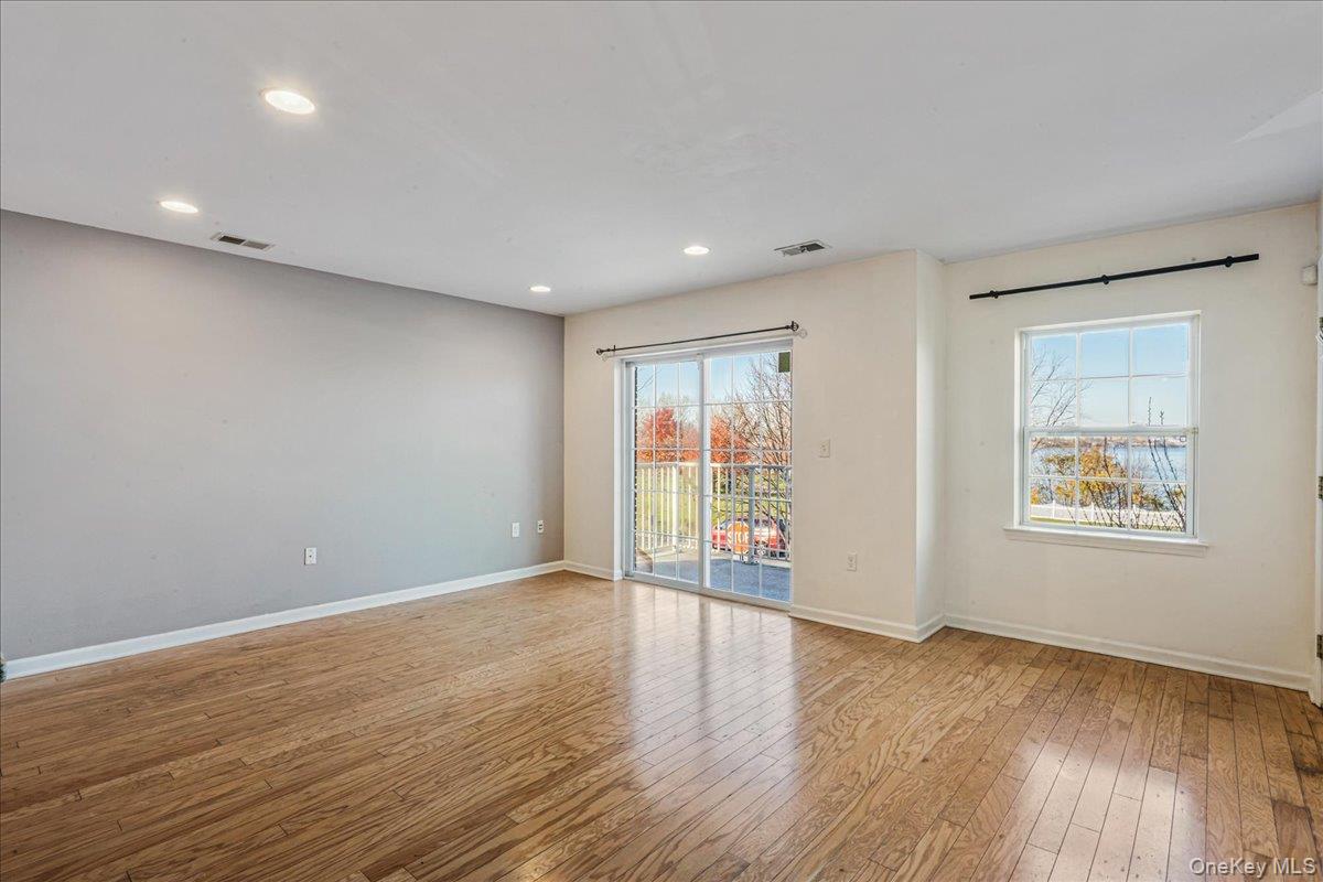 #4 photo, 122-16 Powells Cove Boulevard, קווינס College Point , NY 11356