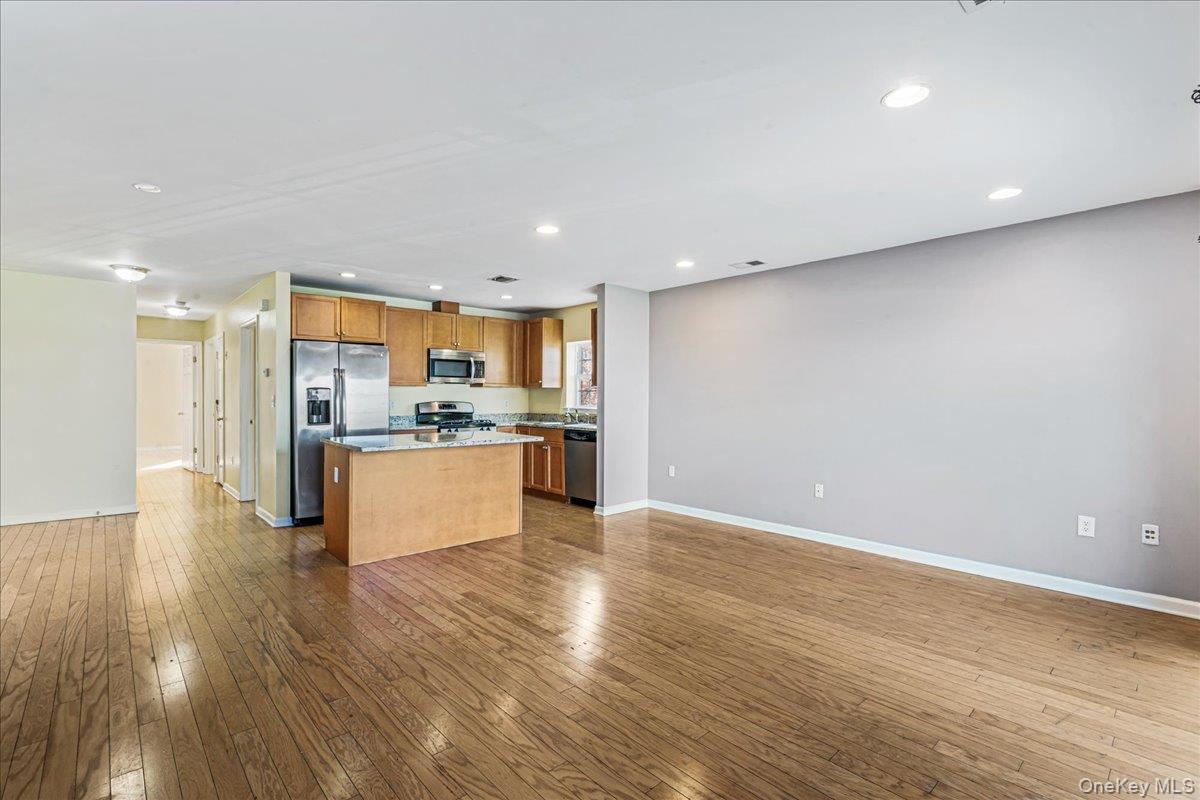 #6 photo, 122-16 Powells Cove Boulevard, קווינס College Point , NY 11356