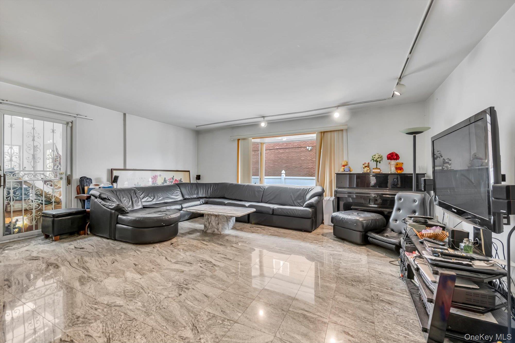 #2 photo, 25271 Brattle Avenue, كوينز Little Neck , NY 11362