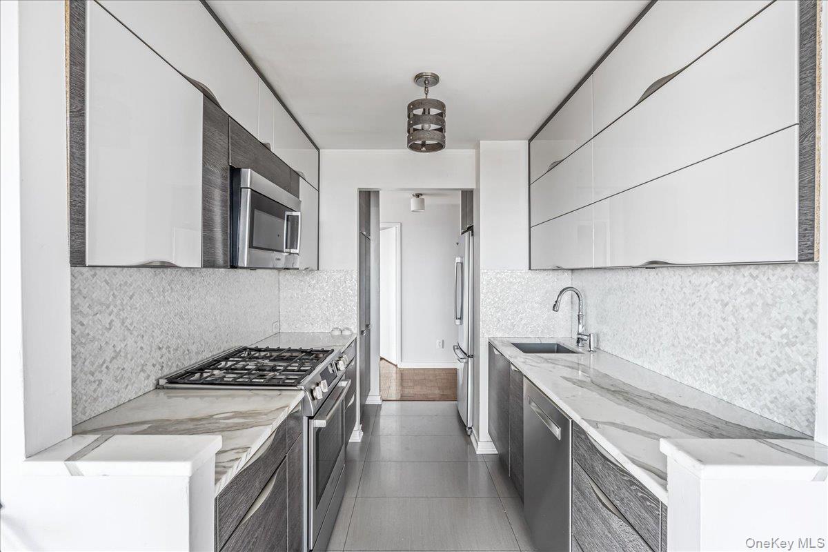 #12 photo, 112-01 Queens Boulevard, Forest Hills , NY 11375