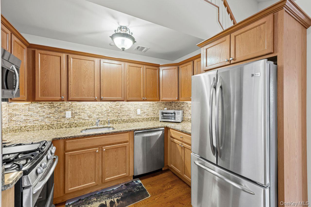 #15 photo, 419 Autumn Drive, East Meadow , NY 11554