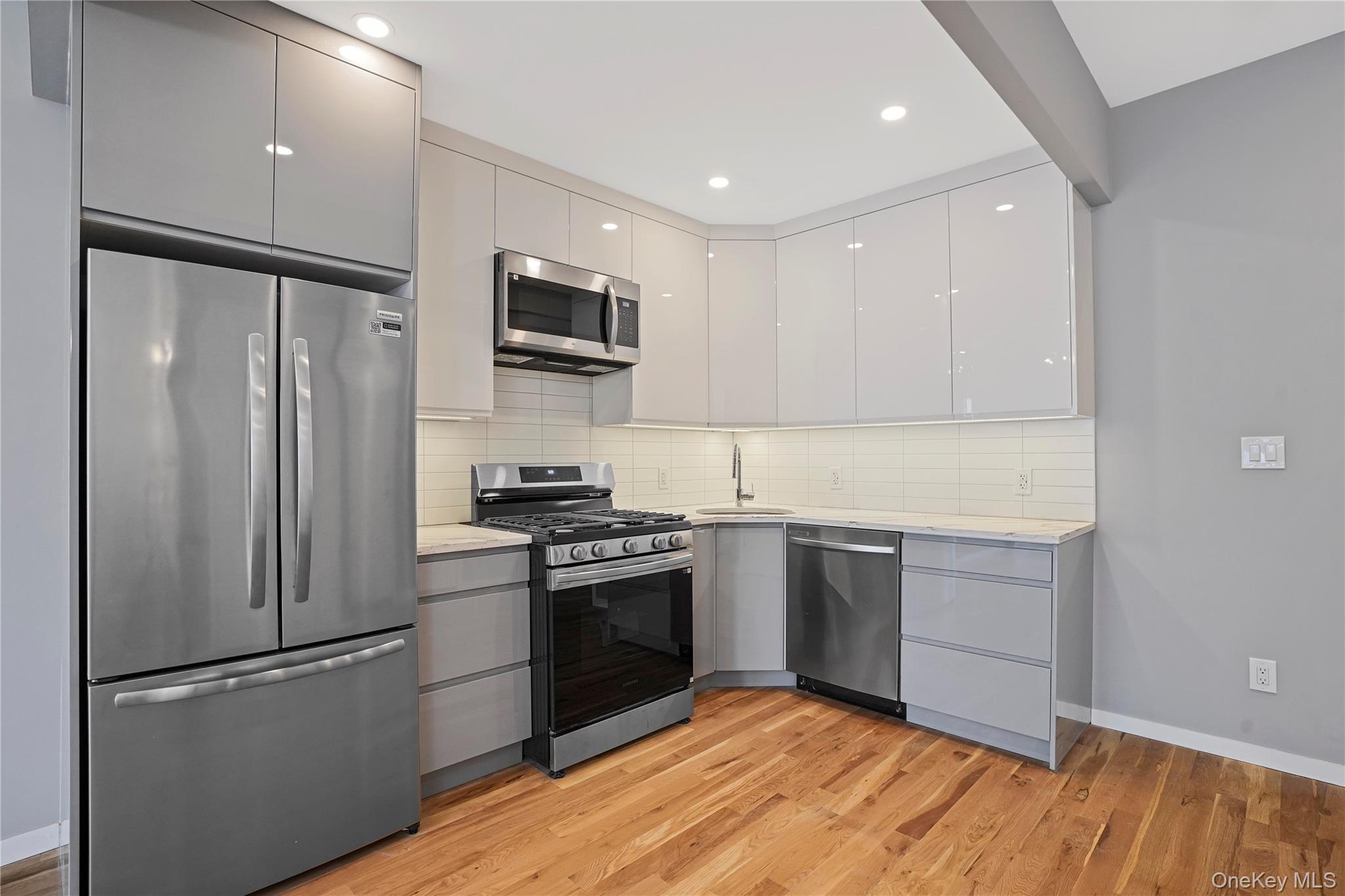 #11 photo, 79-23 67 Drive, كوينز Middle Village , NY 11379