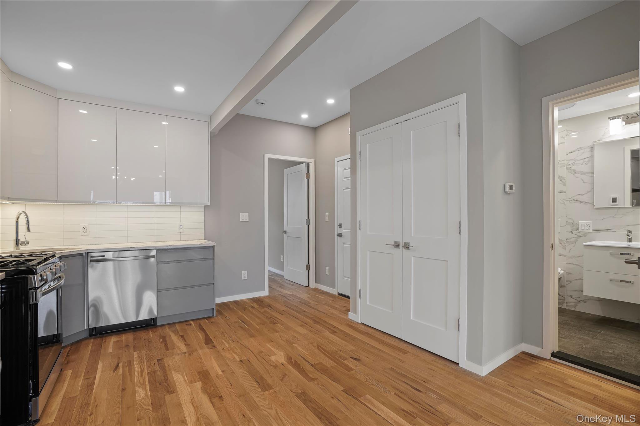 #16 photo, 79-23 67 Drive, كوينز Middle Village , NY 11379