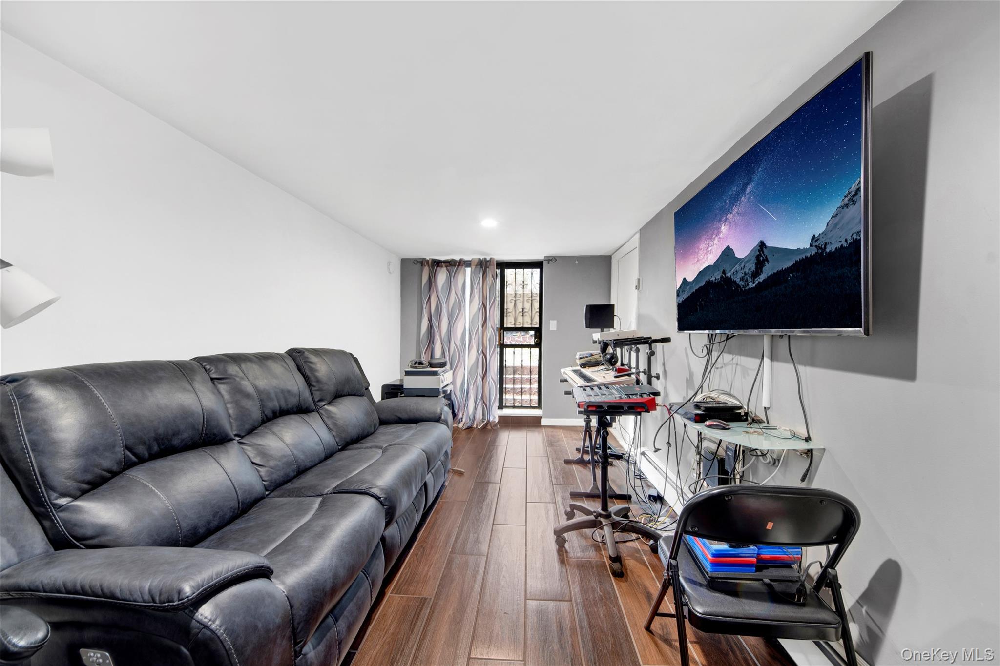 #17 photo, 721 Thieriot Avenue, Bronx , NY 10473