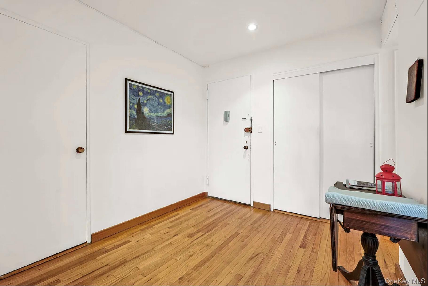 #8 photo, 3044 29th Street, Astoria , NY 11102