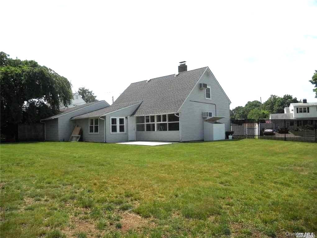 #20 photo, 154 Kingfisher Road, Levittown , NY 11756