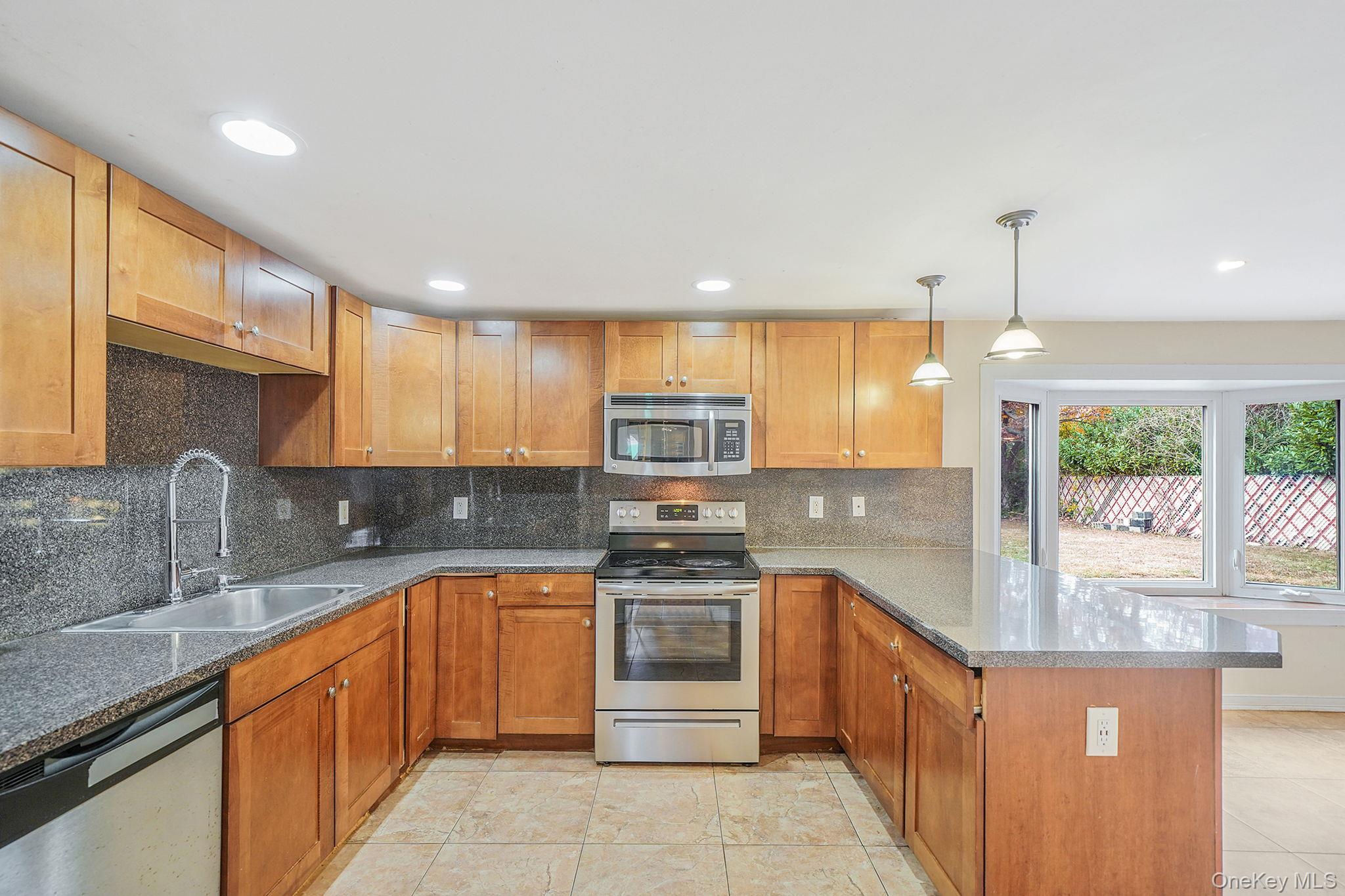 #7 photo, 56 Matsunaye Drive, サフォーク郡 Medford , NY 11763