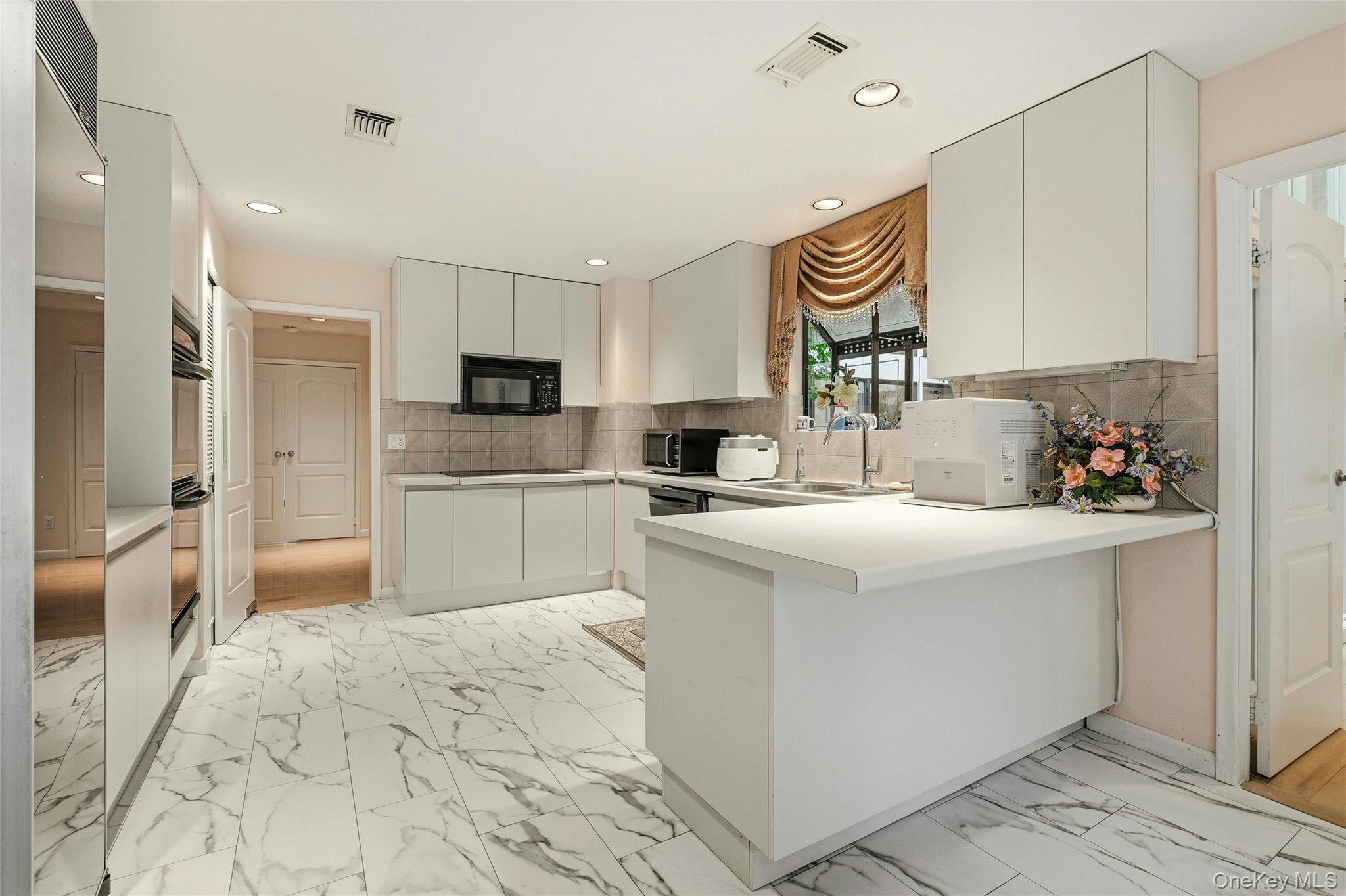 #19 photo, 43 Bristol Drive, Manhasset , NY 11030