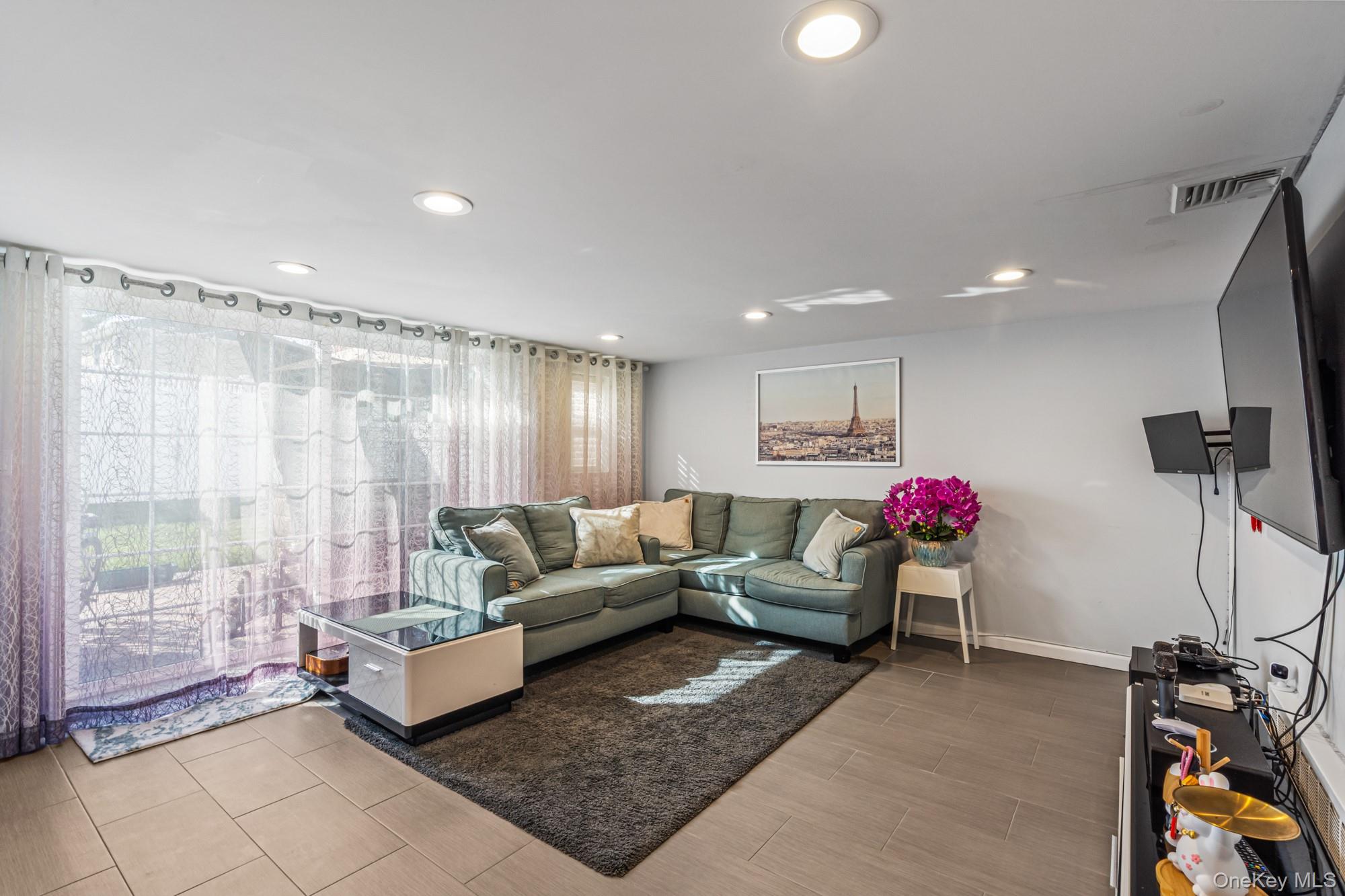 #19 photo, 15 Vista Road, Plainview , NY 11803