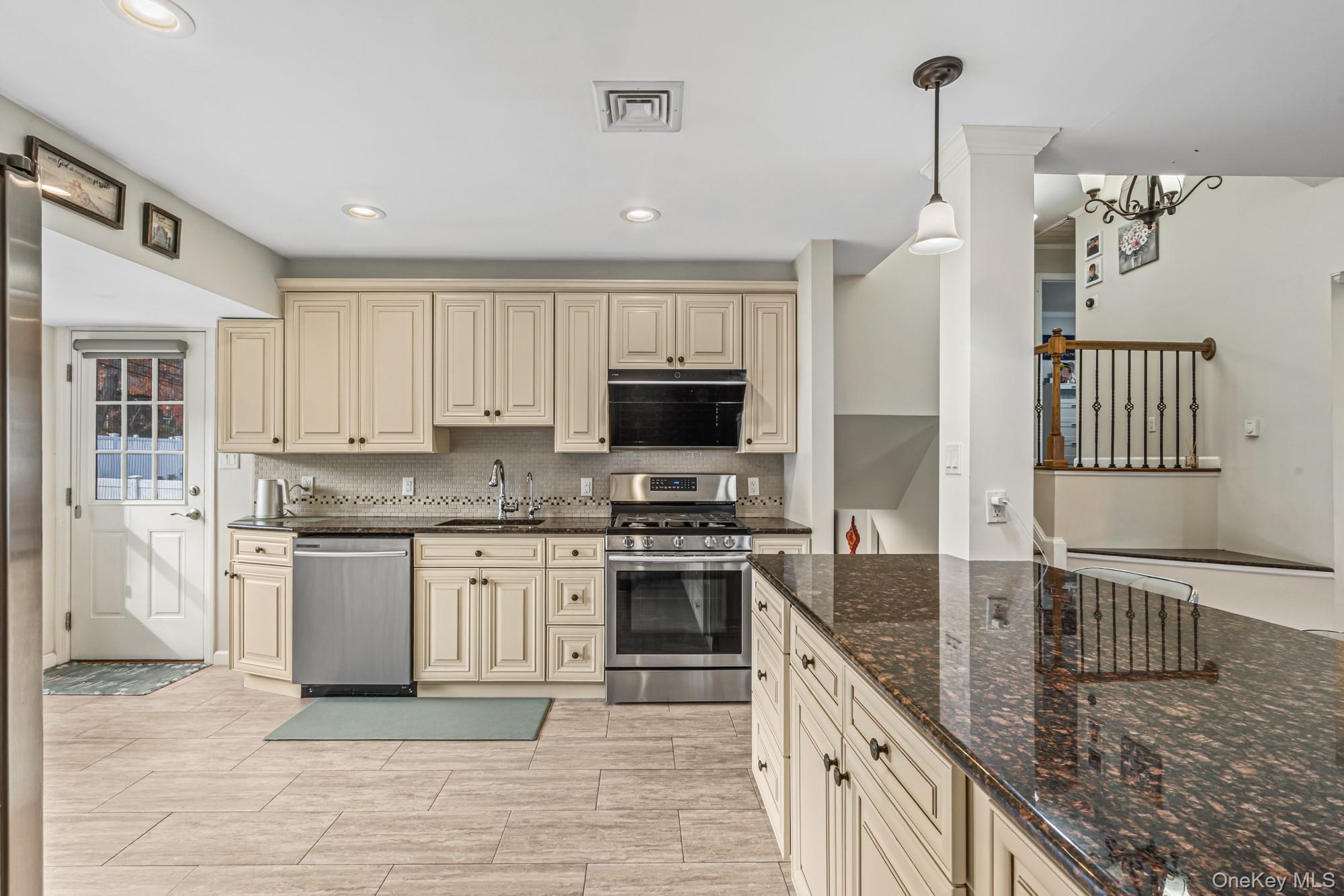 #9 photo, 15 Vista Road, Plainview , NY 11803