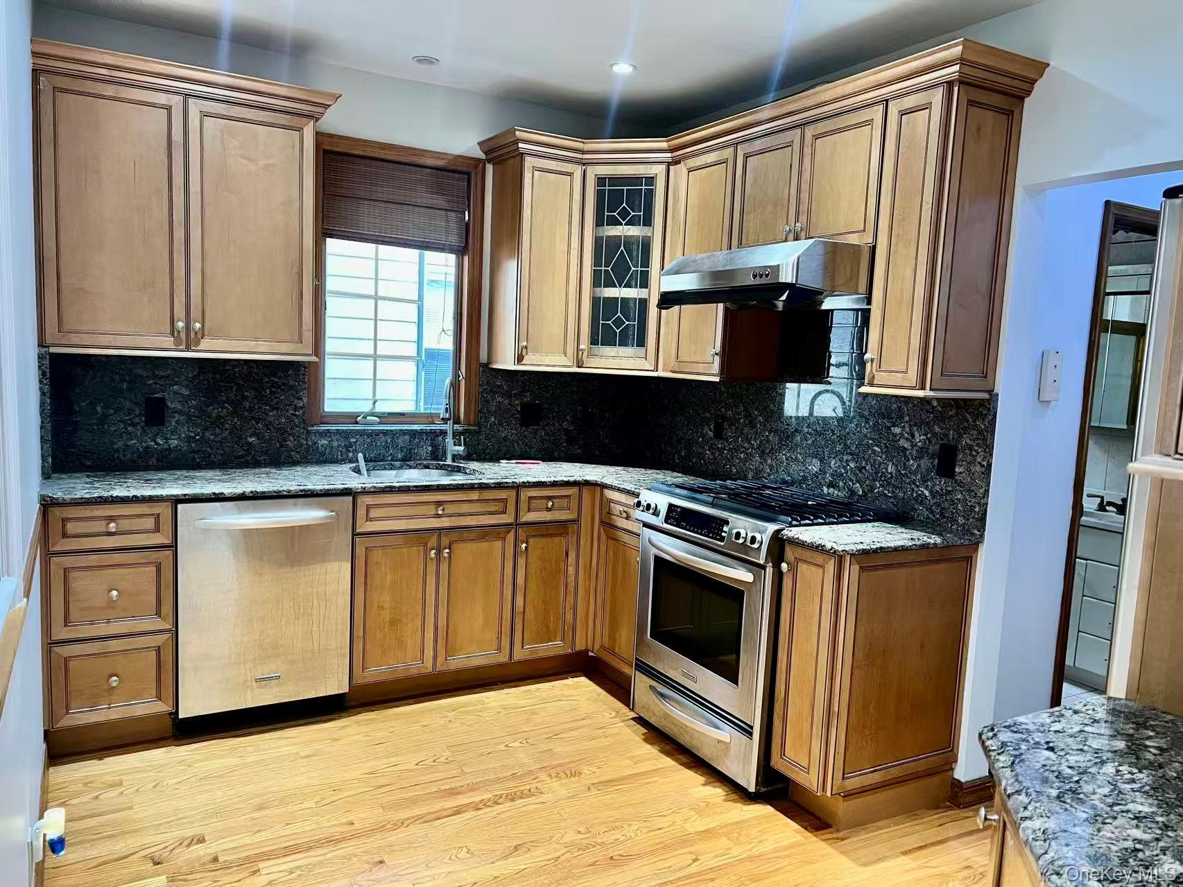 #4 photo, 14915 15th Road, Whitestone , NY 11357