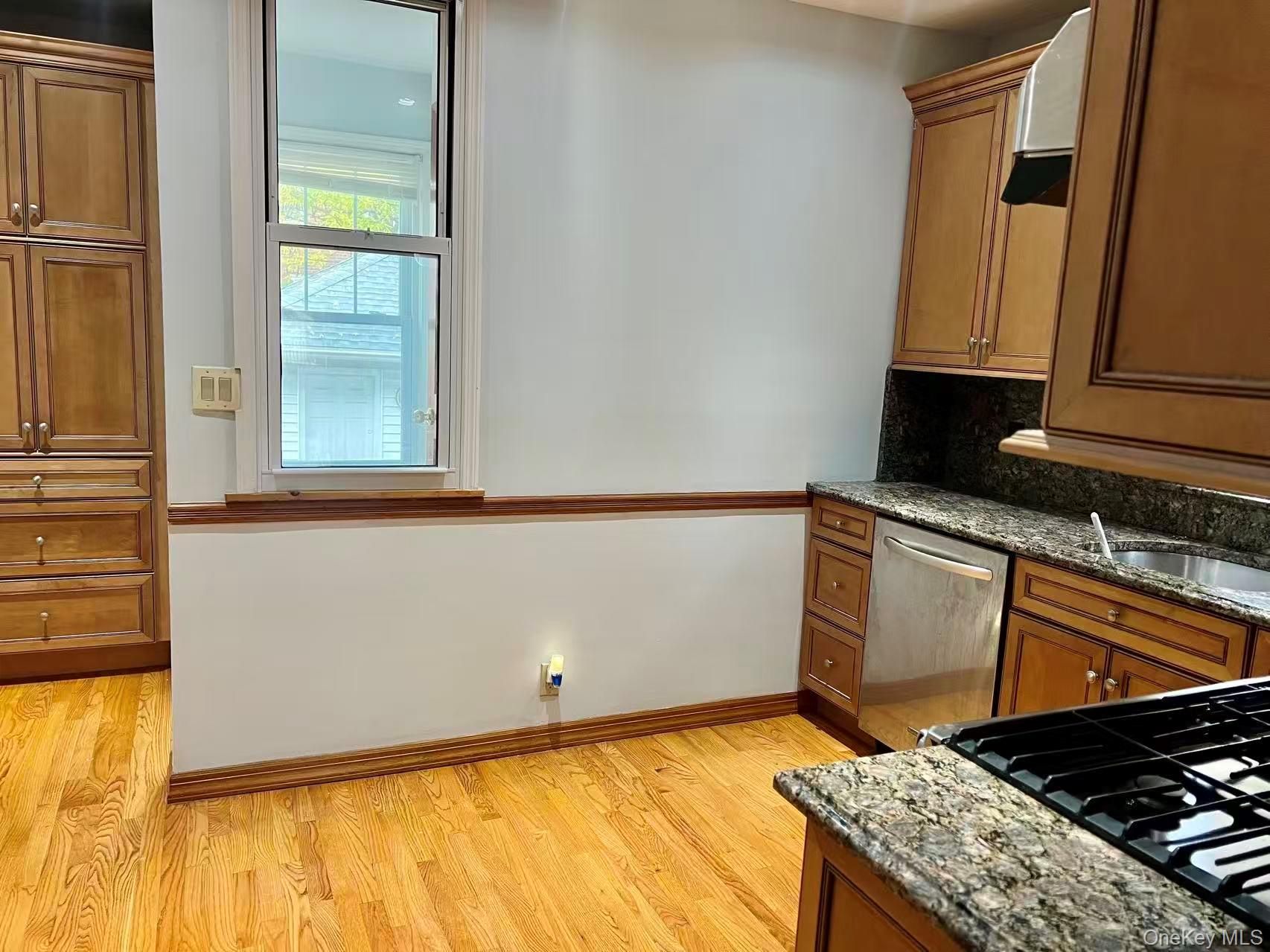 #5 photo, 14915 15th Road, Whitestone , NY 11357