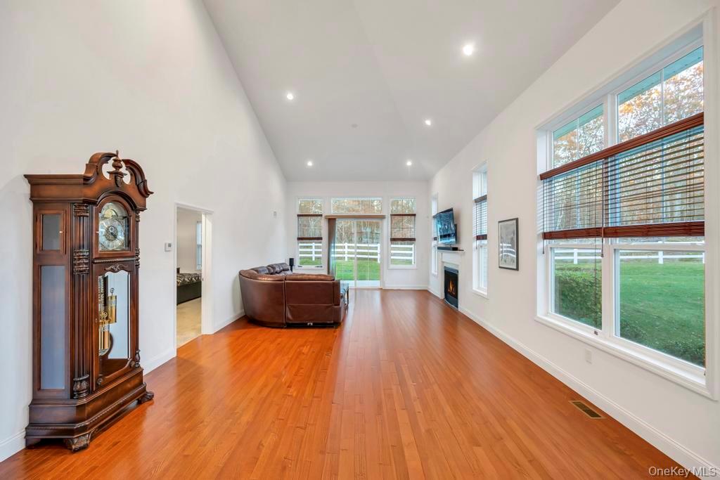 #9 photo, 195 Belmont Circle, Yaphank , NY 11980